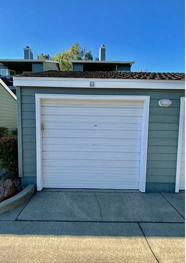 Building Photo - Fabulous Canyon Meadows Condo - Move-In Re...