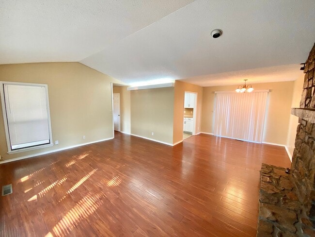 Building Photo - Charming 3/2/2 Jenks Home