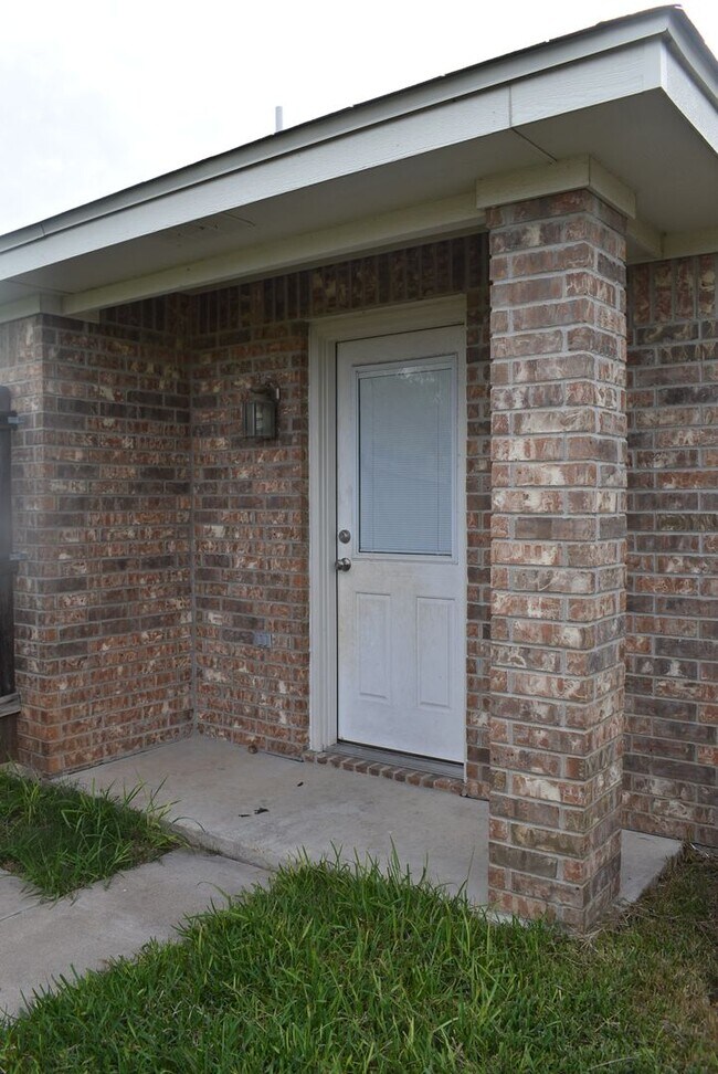 Building Photo - 1600 Nicholas Cir