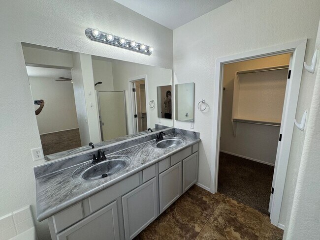 Building Photo - 4133 E Cherry Hills Dr