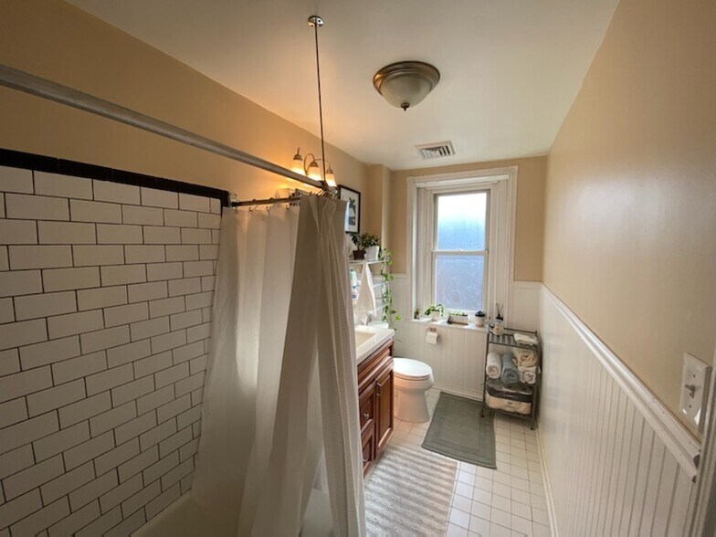 Building Photo - 921 S 48th St