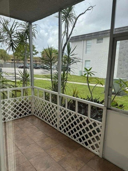 Building Photo - 10383 N Kendall Dr