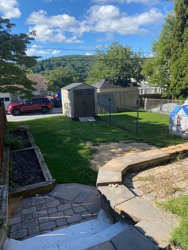 Building Photo - Three Bedroom in West Bethlehem