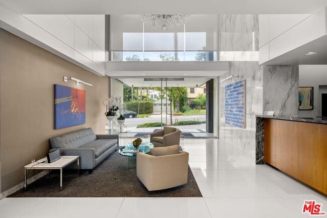 Building Photo - 838 N Doheny Dr