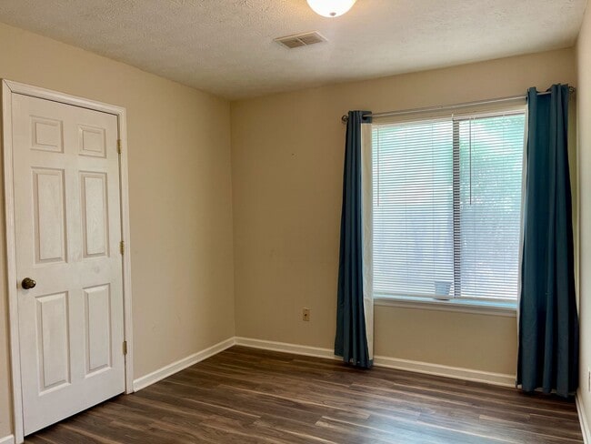 Building Photo - Ranch in Riverdale!