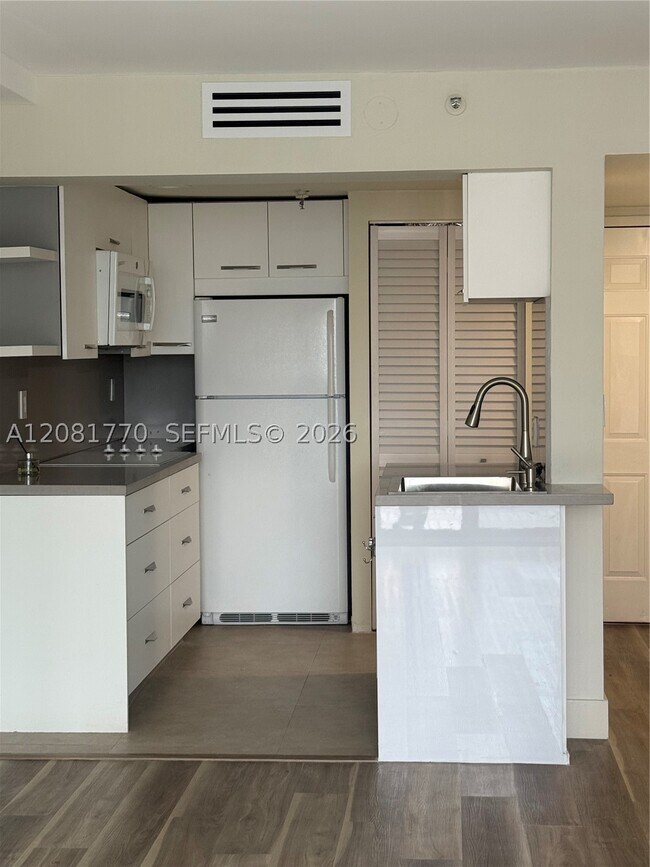Building Photo - 540 Brickell Key Dr