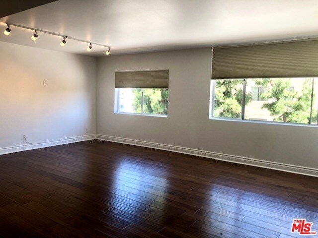 Building Photo - 435 N Oakhurst Dr