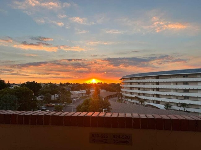 Building Photo - 1523 E Hillsboro Blvd