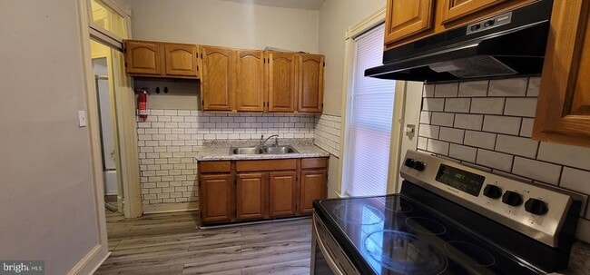 Building Photo - 136 Elm St