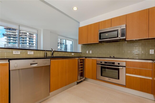 Building Photo - 1060 Brickell Ave