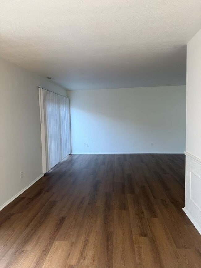Building Photo - Updated Knollwood Condo with Community Pool