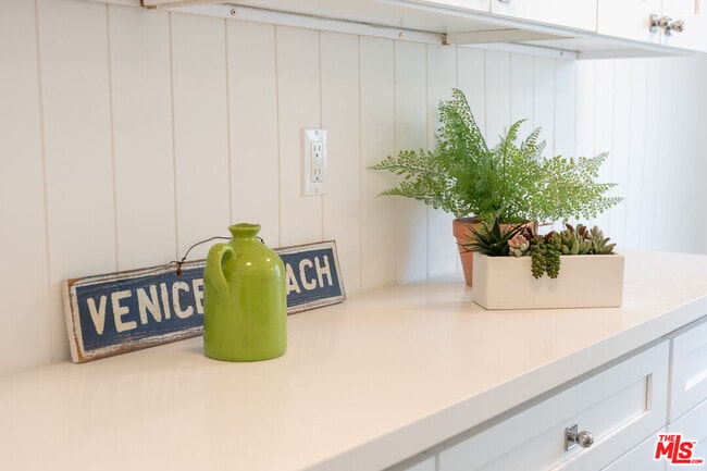 Building Photo - 314 N Venice Blvd