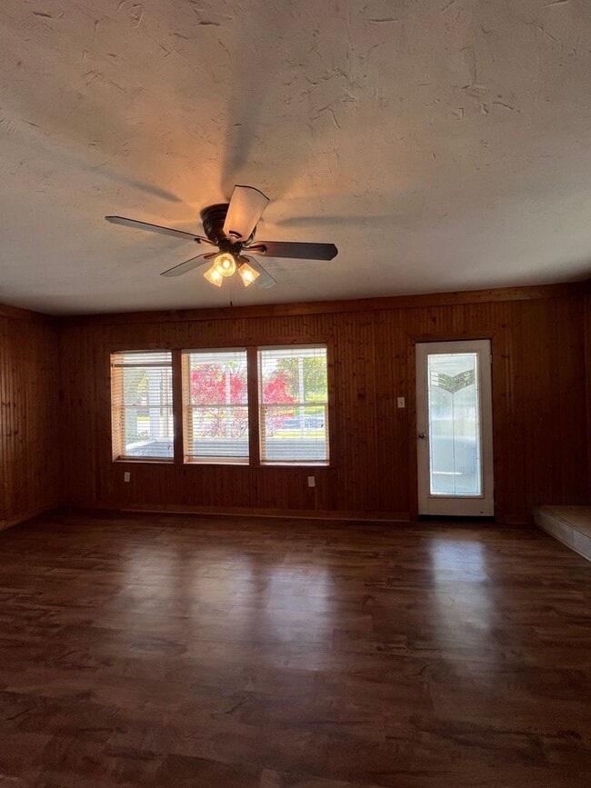 Building Photo - Spacious 4 Bedroom Home - Graafschap