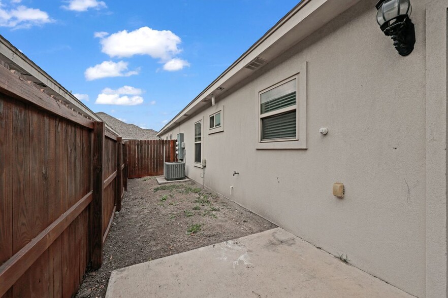 Building Photo - 2801 Sabercat Ave