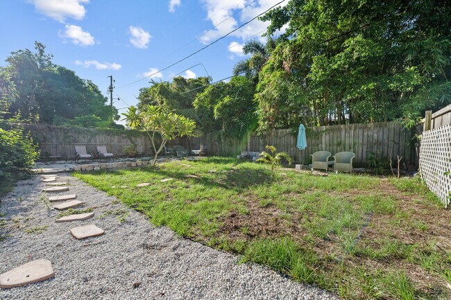 Building Photo - 916 30th Ct