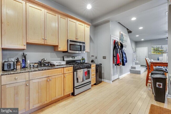 Primary Photo - 4640 Silverwood St