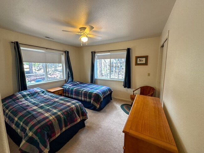 Building Photo - Rental In Munds Park