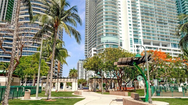 Building Photo - 1800 N Bayshore Dr