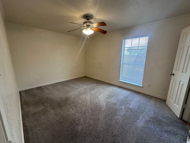 Building Photo - 5/5 House in Small Gated Community Near Ba...