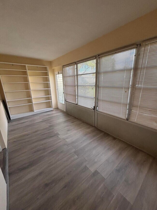 Building Photo - 707 High Point Blvd N