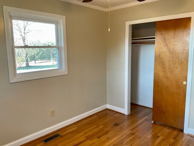 Building Photo - 1804 Country Club Rd