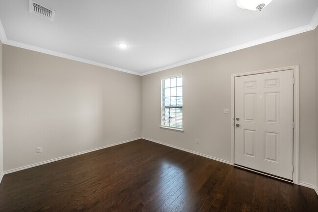 Building Photo - 508 English Oak St