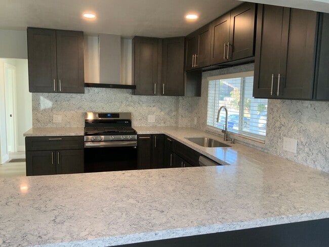 Building Photo - Beautifully remodeled 3 bedroom 2 bath Pin...