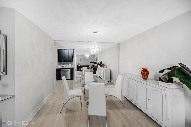 Building Photo - 6033 N Sheridan Rd