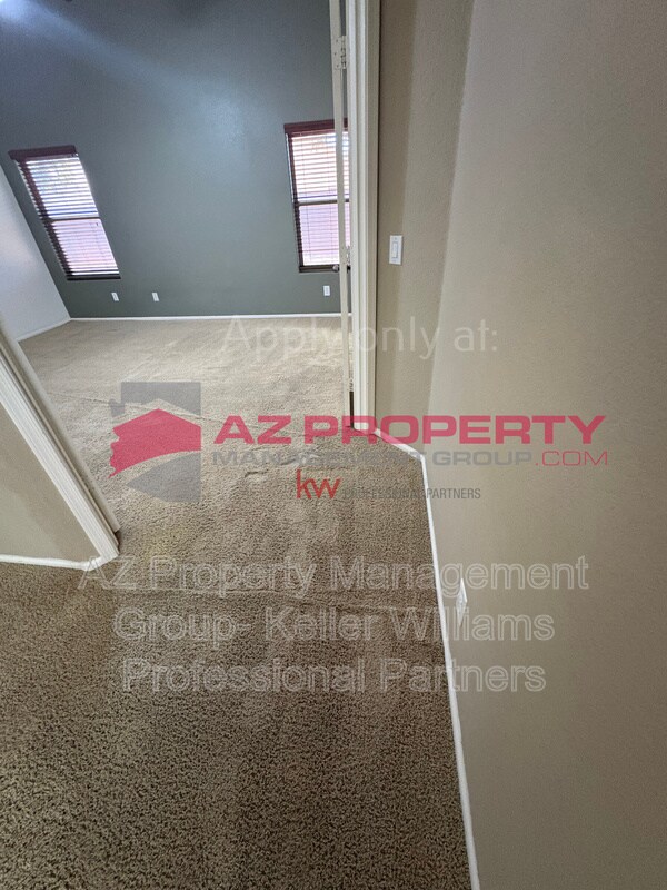 Building Photo - 15745 W Latham St