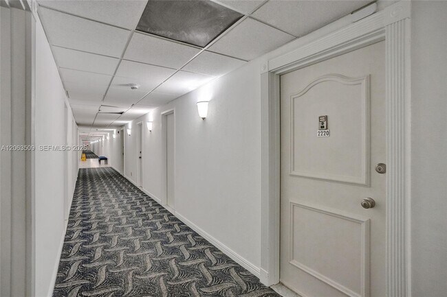 Building Photo - 500 Bayview Dr