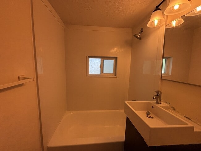 Building Photo - 921 Princeton Ave S