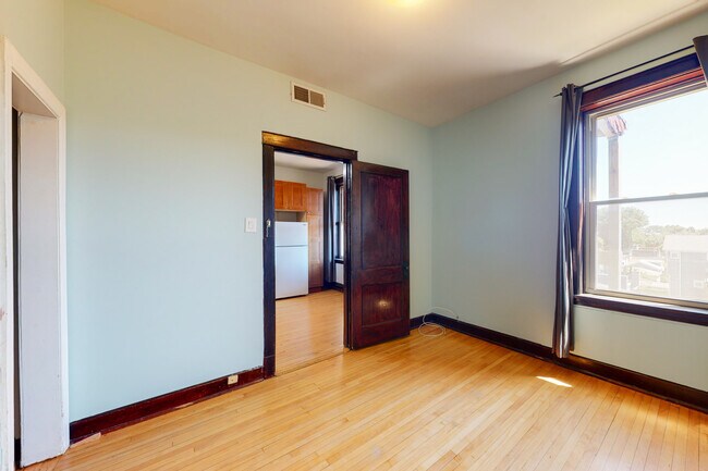 Building Photo - 2317 W Roscoe St