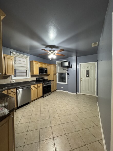 Building Photo - 3636 S Hermitage Ave