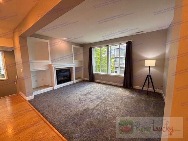Building Photo - Bright and Spacious Fircrest Townhome in U...