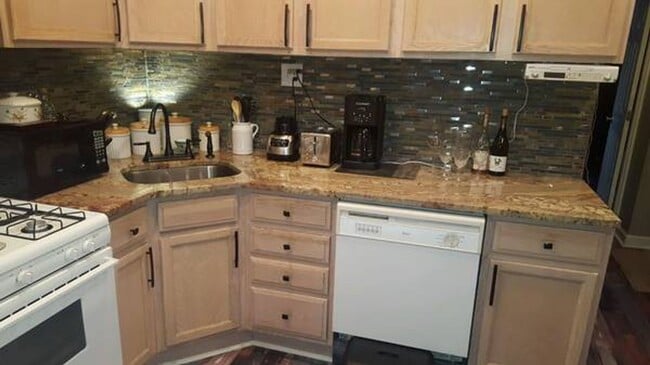 Building Photo - Modern Rental - South Side Flats