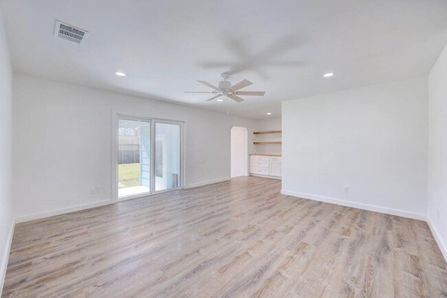 Building Photo - 801 Salem Ln