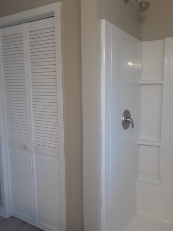 Building Photo - 604 1/2 W King Ave