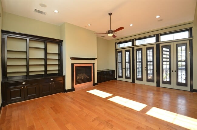 Building Photo - 1818 Binz St