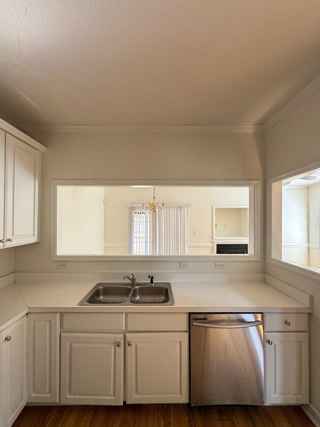 Building Photo - Charming 3 Bed 2.5 Bath Home in Gated Community