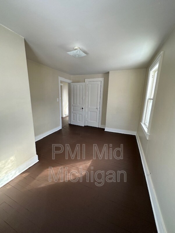 Building Photo - 820 E 3rd St