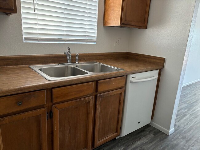 Building Photo - NICE 2 BDRM 2 BATH UNIT