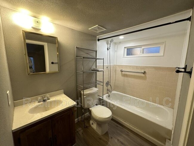 Building Photo - 659 Elm St