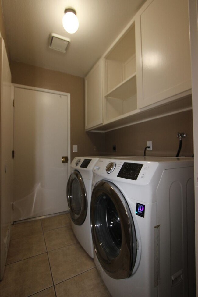 Building Photo - Beautiful 4 bedroom 2 bathroom home in Mira Mesa available now