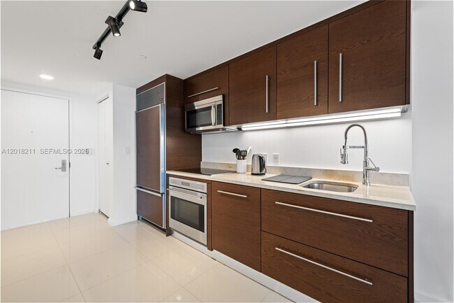 Building Photo - 465 Brickell Ave