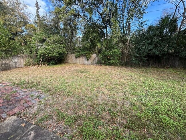 Building Photo - 1355 Lamanto Ave E