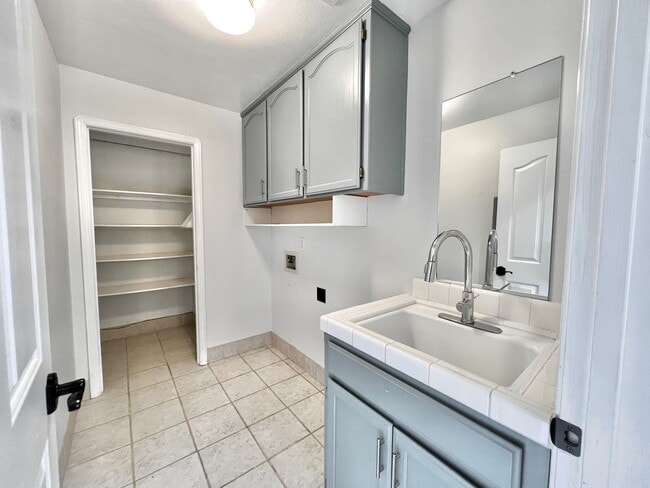 Building Photo - Large Hollister Home in Cul-de-sac