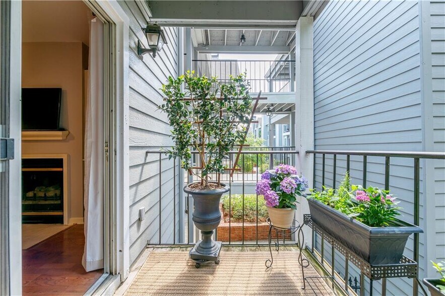 Patio - 305 Granville Ct