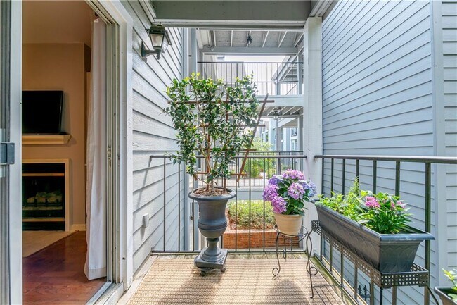 Patio - 305 Granville Ct
