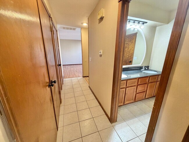 Building Photo - 1012 N Chowning Ave