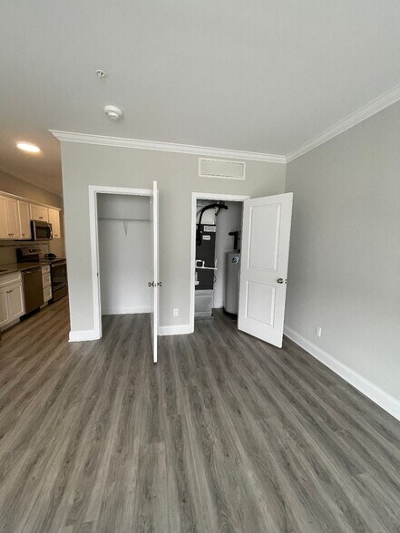 Closet - 320 Howe Ave